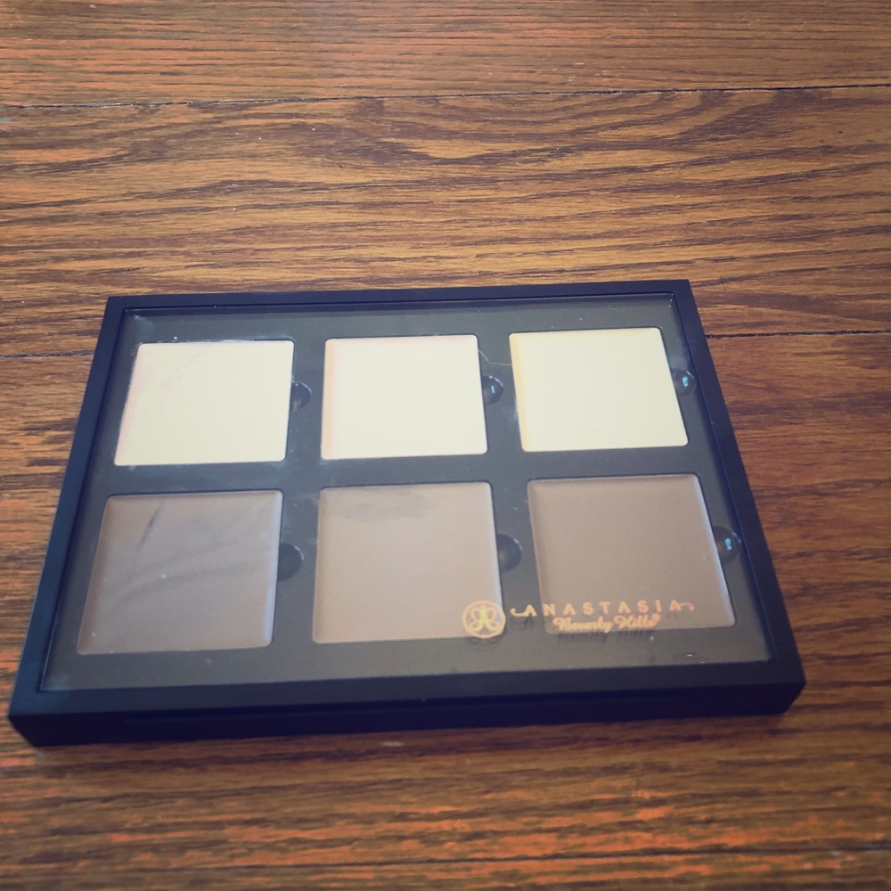 Anastasia Beverly Hills: Light Cream Contour Kit